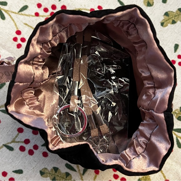 Pandora gift set with velvet travel bag and keychain - Picture 3 of 8